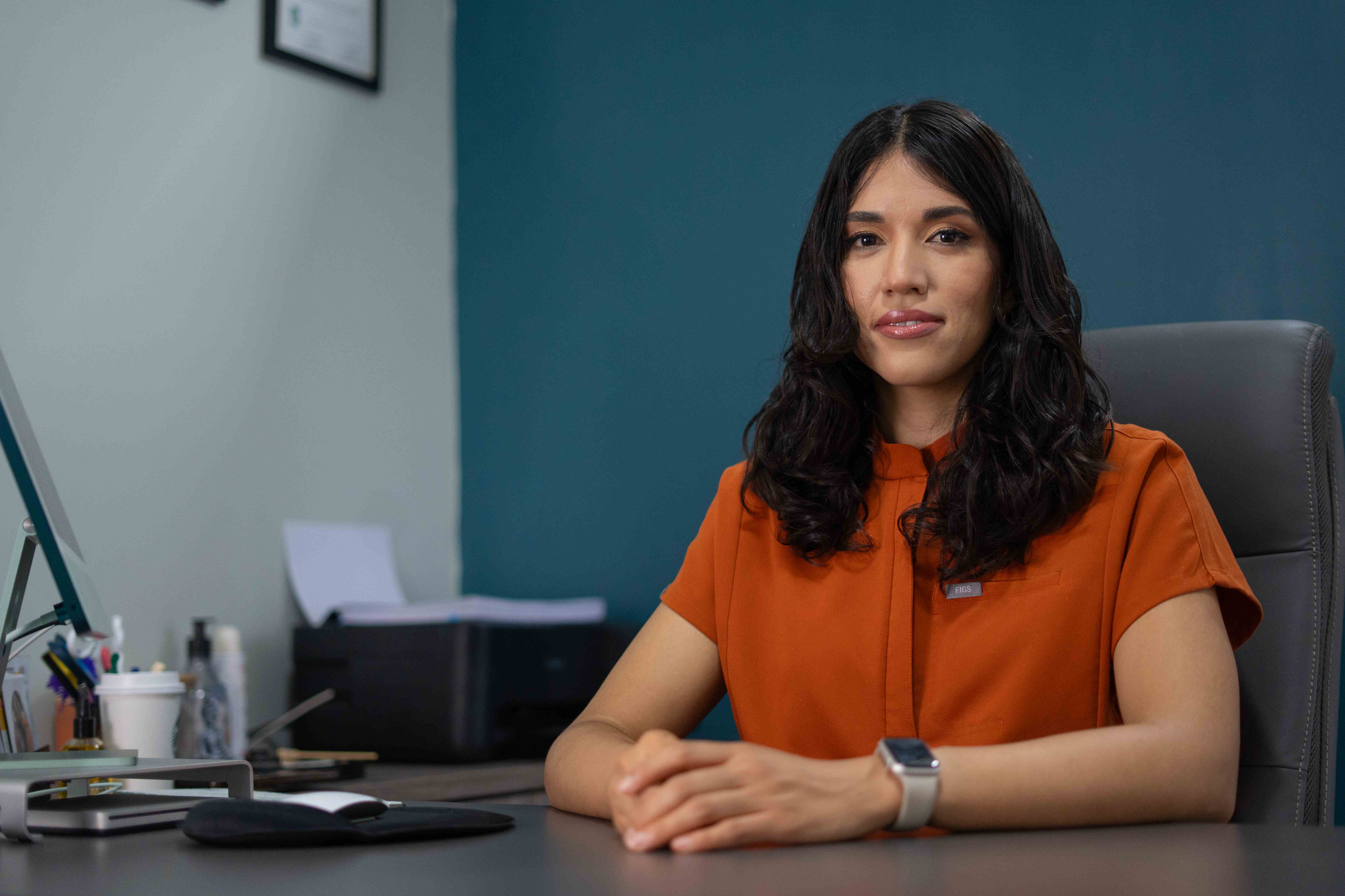 Dra. Alejandra Alvarado en su consultorio